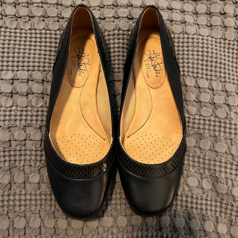NWOT-Life Stride - Women's- Deja Vu Casual Flat Ballet- Navy-Size 9 Wide